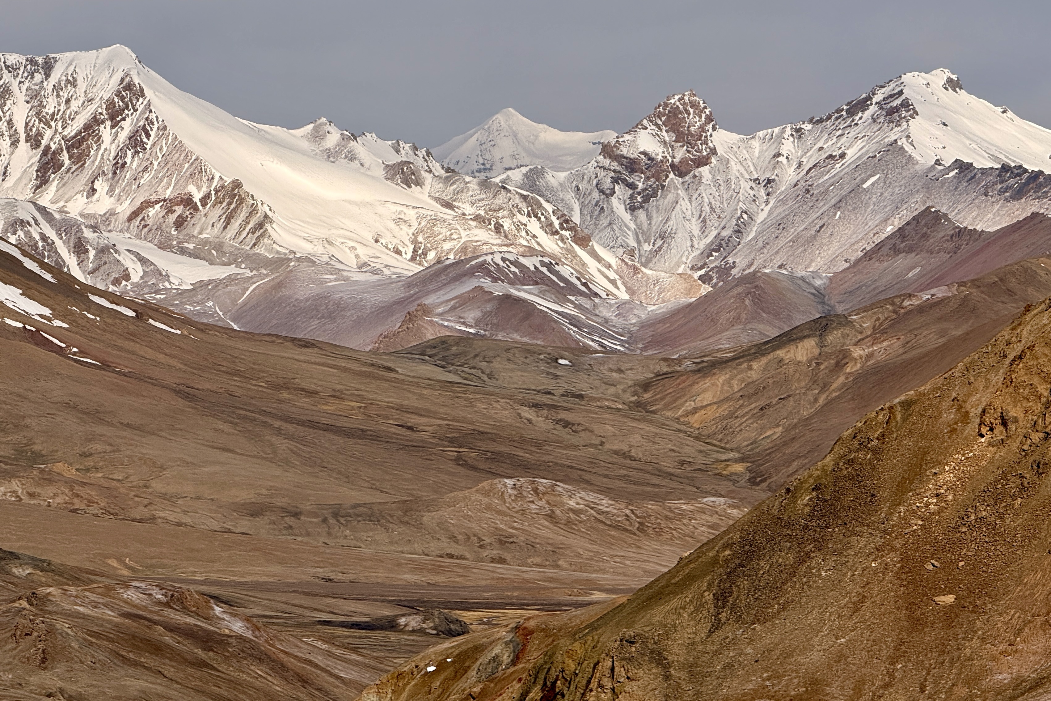 Montagnes rouges près du col